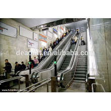 Einkaufszentrum Rolltreppe mit Hemdtafelbeleuchtung